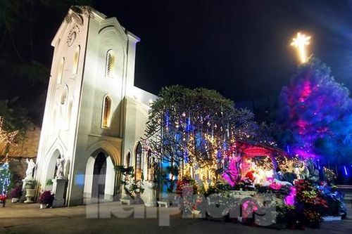 Một số nhà thờ dựng rào ngăn tụ tập, người dân Thủ đô đón Giáng sinh đáng nhớ 'mùa COVID'