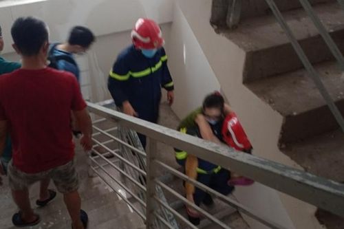 Cháy căn hộ chung cư Tecco, đu lan can giải cứu người dân mắc kẹt