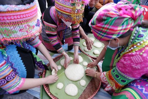 Hình ảnh hội thi giã bánh giầy của dân tộc Mông ở Lai Châu
