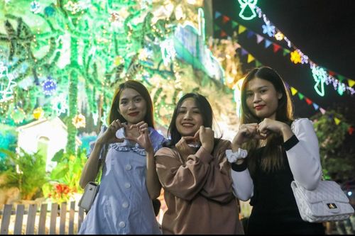 Chùm ảnh: Không khí Giáng sinh đặc biệt khác lạ tại Hà Nội và Sài Gòn