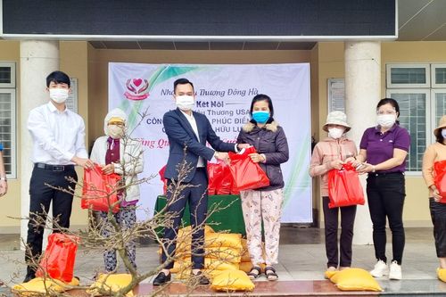 Trao 260 suất quà cho người dân có hoàn cảnh đặc biệt khó khăn