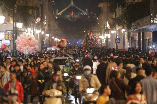 Hà Nội dừng hoạt động vui chơi tại hồ Gươm và Nhà thờ lớn trong đêm Giáng sinh