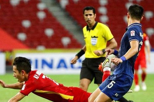 Trọng tài bắt trận Việt Nam - Thái Lan rời AFF Cup 2020
