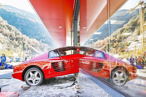 Cụ ông 82 tuổi lái Ferrari đâm vào trung tâm mua sắm ở Andorra
