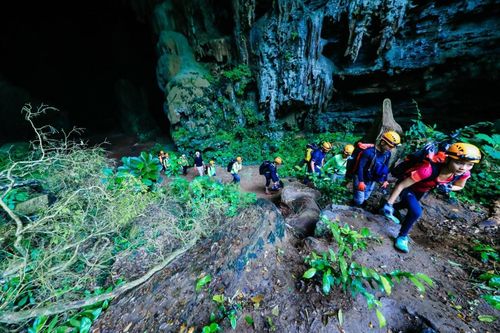 Cần làm gì để giải cứu ngành du lịch?