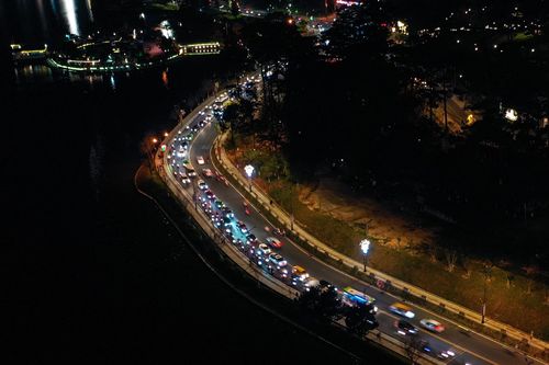 Xe cộ nối đuôi nhau vào trung tâm TP Đà Lạt