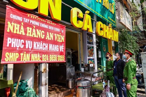 Từ 12 giờ 26/12, nhà hàng, dịch vụ ăn uống trên địa bàn quận Hoàn Kiếm chỉ bán mang về