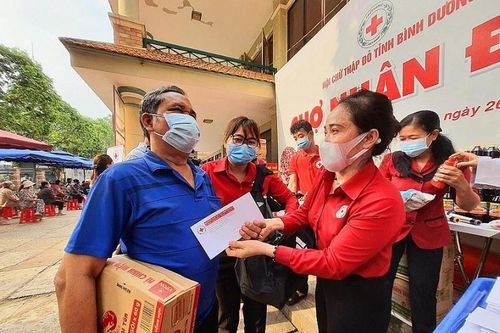 Những 'chiến sĩ áo đỏ' thầm lặng giữa mùa dịch Covid-19