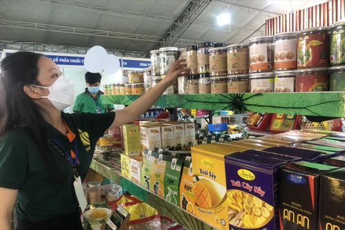 Sắm Tết sớm ở Sài Gòn