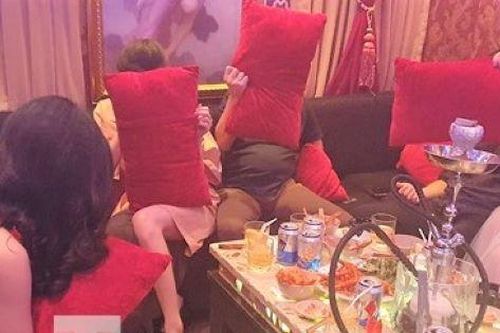 Bắt nhóm 'dân bay' quay cuồng cùng những cô gái