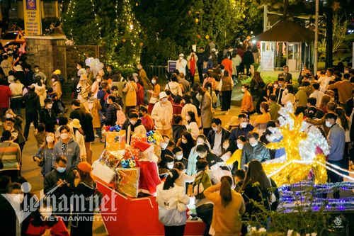 Đà Lạt đông nghịt du khách đêm Noel, xe nối đuôi nhau quanh hồ Xuân Hương