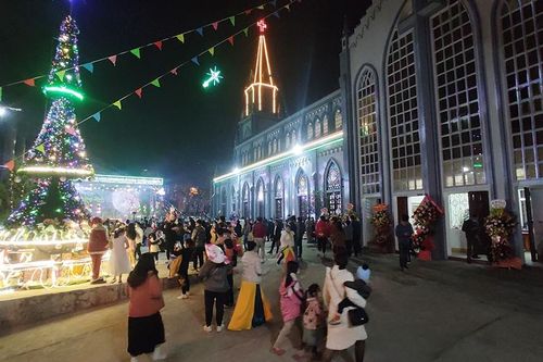Người dân đón lễ Giáng sinh an lành