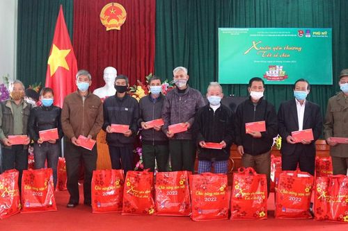 Trao 50 suất quà Tết cho các đối tượng nạn nhân chất độc da cam/dioxin