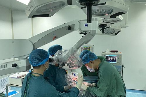 Quảng Trị mổ thành công ca u màng tủy đầu tiên bằng kỹ thuật vi phẫu
