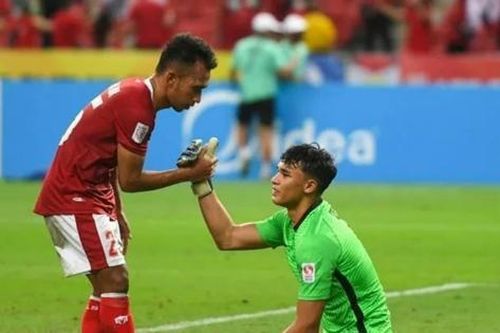 Trận bán kết 'điên rồ' ở AFF Cup: Xem tiền đạo Singapore làm thủ môn, bắt bóng vẫn 'chất'