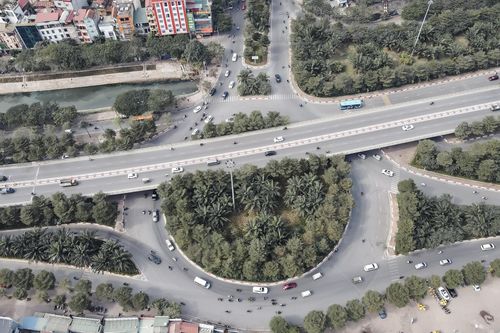 Cận cảnh: Tuyến đường Hoàng Quốc Việt được chi 25 tỷ xén dải phân cách