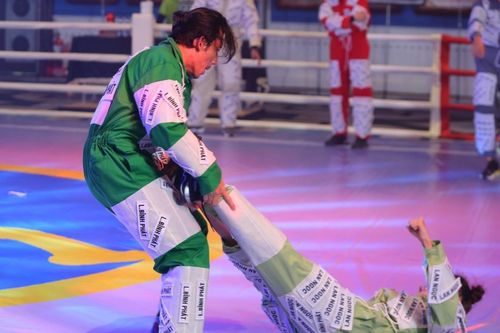 Lan Ngọc bị kéo lê trên sàn trong Running Man