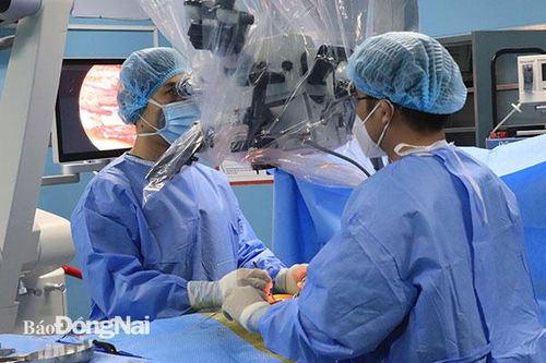 Hơn 5 giờ đồng hồ sử dụng kính vi phẫu thực hiện thành công ca phẫu thuật hiếm gặp