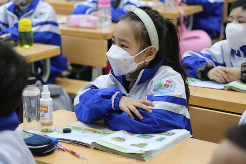Học sinh thành phố Vinh háo hức trong ngày đầu trở lại trường
