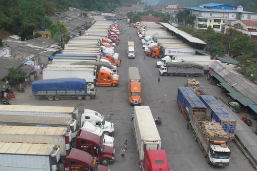 Ùn tắc ở cửa khẩu phía Bắc: Đề xuất chở hàng sang Trung Quốc bằng tàu hỏa