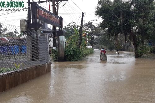 Thừa Thiên Huế: Nhiều nơi ngập lụt do mưa lớn, đất đá tràn vào nhà, di dời khẩn cấp 14 hộ dân