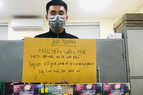 Cất giấu hơn 13kg pháo nổ trên tàu chở cát