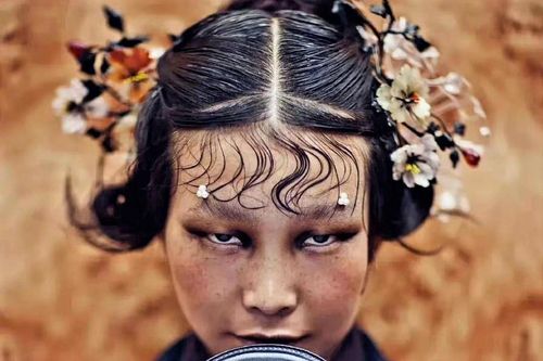 Ám ảnh về đôi mắt xếch