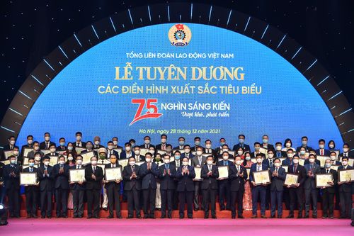Thủ tướng Phạm Minh Chính dự chương trình tuyên dương '75 nghìn sáng kiến vượt khó, phát triển'