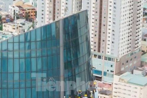 'Người nhện' đu mình trên những tòa nhà cao tầng để mưu sinh những ngày cuối năm