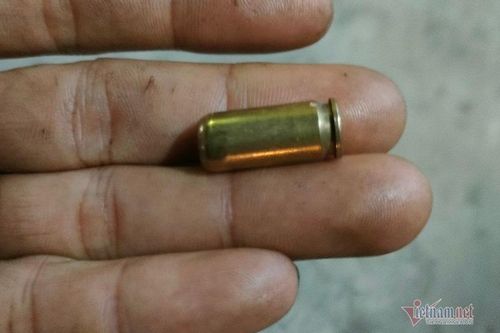 Nhóm thanh niên nổ nhiều phát súng, truy sát hai người đi đường