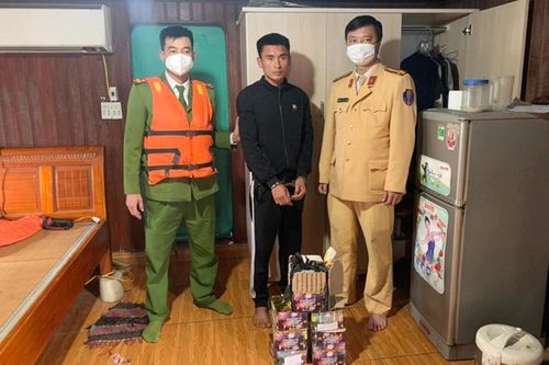 Kiểm tra tàu cát phát hiện vụ tàng trữ pháo nổ
