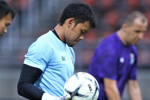 Thủ môn Thái Lan nhận tin cha mất trước chung kết AFF Cup