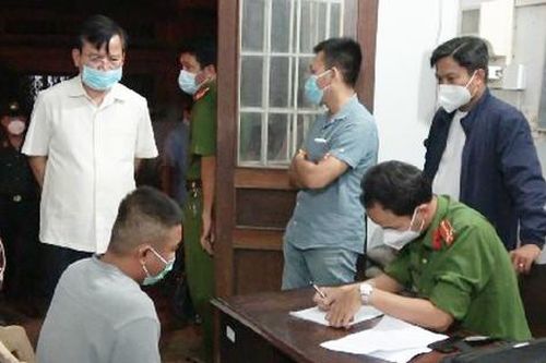 Triệu tập 7 đối tượng hành hung dã man người phụ nữ tại cửa hàng trái cây