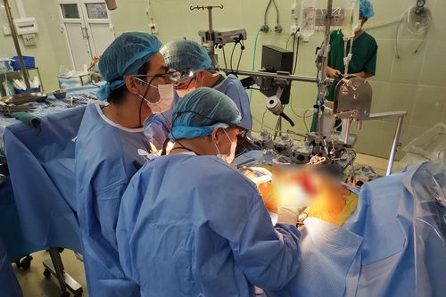 Lần đầu tiên thực hiện bắt 2 cầu mạch vành bằng xâm lấn tối thiểu trong phẫu thuật tim