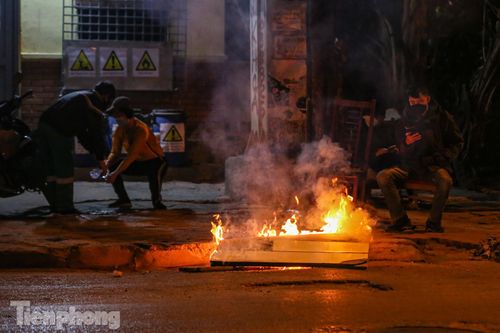 Phố đêm lạnh tê tái, người dân Hà Nội đốt lửa tìm hơi ấm