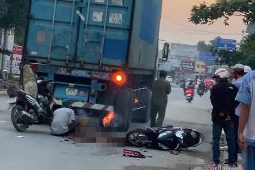 Chồng gào khóc bên thi thể vợ sau tai nạn giao thông ở TP Thủ Đức