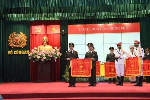 Công an TPHCM vinh dự đón nhận Cờ thi đua của Chính phủ