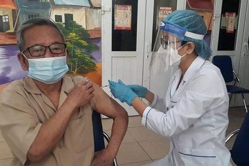 Hà Nội triển khai tiêm chủng tại nhà nhóm nguy cơ cao: Người mong, người thụ động chờ y tế