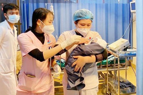 Lập phòng đẻ khẩn cấp cứu sản phụ sinh ở tuần thai 35