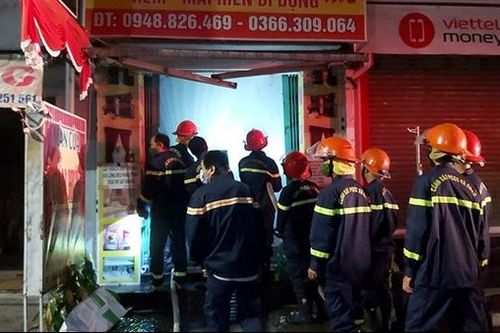 Lửa thiêu rụi cửa hàng màn cửa, 3 người nhập viện cấp cứu