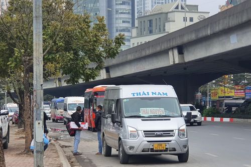 Cận Tết, xe dù, bến cóc' mặc sức 'tung hoành'