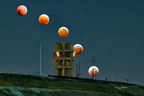 Đâu thể vì Covid-19 mà bỏ lỡ siêu trăng máu hay thác lửa ở California