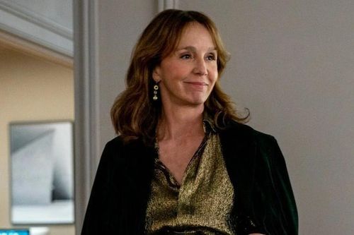 Phong cách của sếp nữ quyền lực nhất 'Emily in Paris 2'
