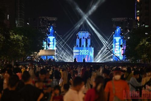 Người dân TP Hồ Chí Minh đổ về trung tâm đón mừng năm mới