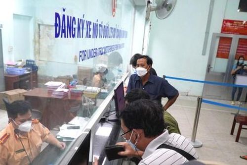 Chủ xe 'chạy nước rút' đổi biển vàng, CSGT tăng ca làm việc tới đêm