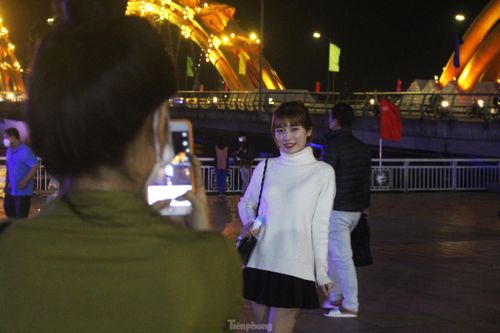 Người trẻ Đà Nẵng xuống đường 'check in' tạm biệt năm 2021