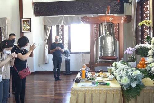Xót xa lễ cầu siêu cho bé gái 8 tuổi nghi bị 'dì ghẻ' bạo hành đến tử vong