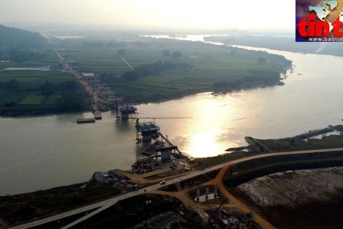 Cận cảnh thi công cầu vượt sông Chu dài nhất Thanh Hóa trên cao tốc Bắc Nam