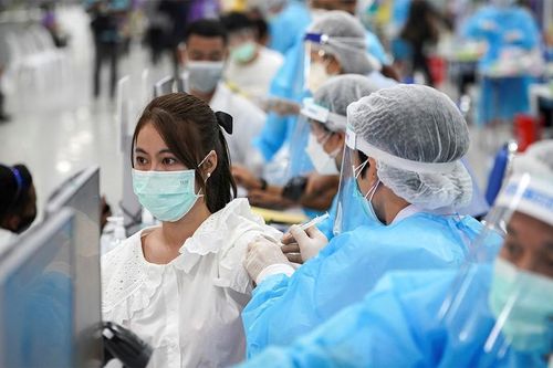 Đông Nam Á chạy đua tiêm mũi 3 trước làn sóng Covid-19 mới