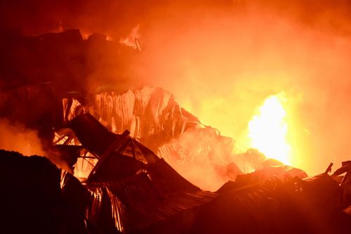 Cháy kho vải gần chợ Ninh Hiệp: Gần 100 cảnh sát Hà Nội dập lửa suốt 5 giờ